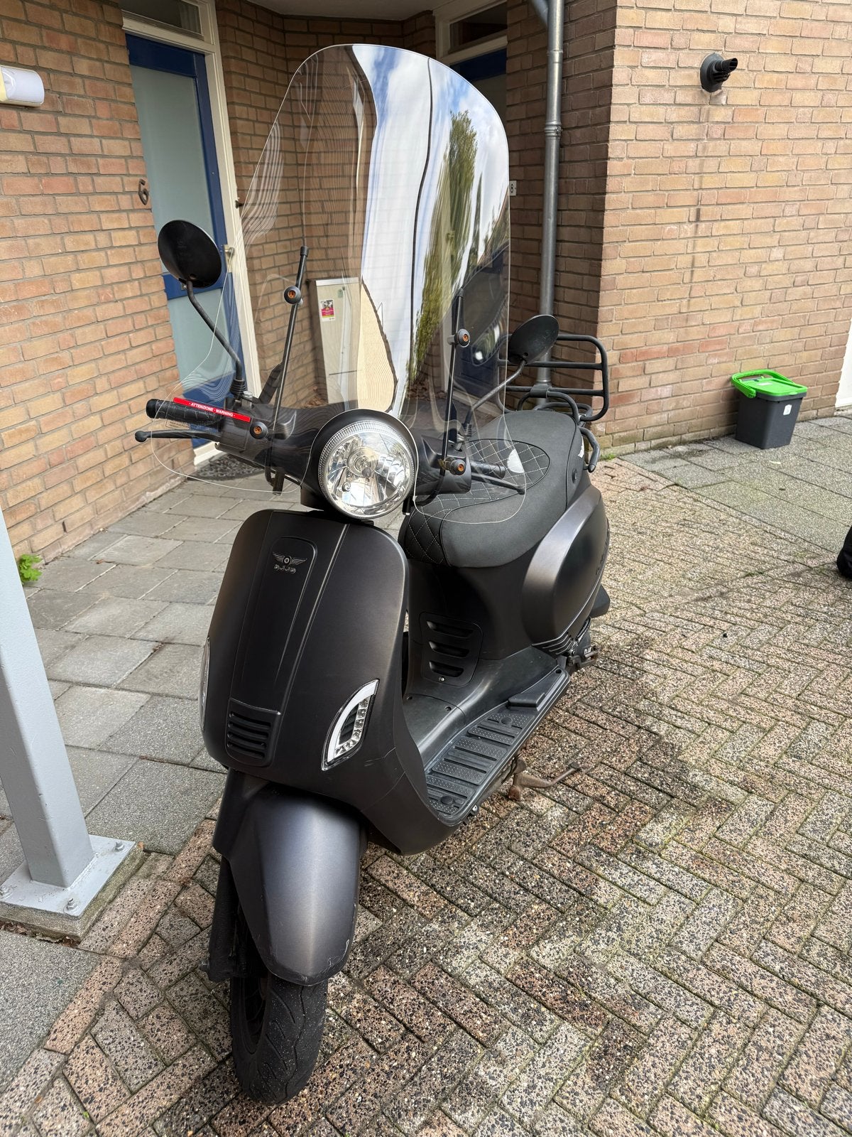 Zwarte DJJD Cashmere scooter met windscherm en helm, Fietsen en Brommers, Ophalen, Gebruikt, Maximaal 45 km/u