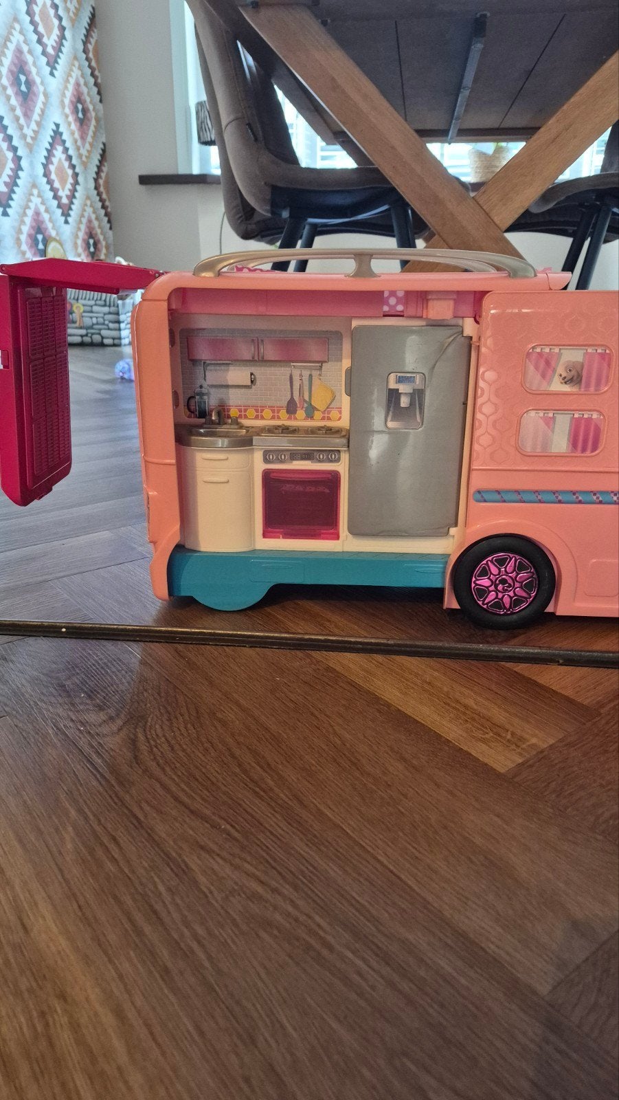 Compacte Barbie Camper met Zwembad en Accessoires, Ophalen of Verzenden, Gebruikt