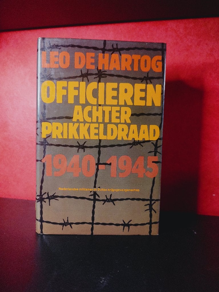 OFFICIEREN ACHTER PRIKKELDRAAD 1940-1945 - Leo de Hartog, Ophalen of Verzenden, Tweede Wereldoorlog, Zo goed als nieuw, Algemeen
