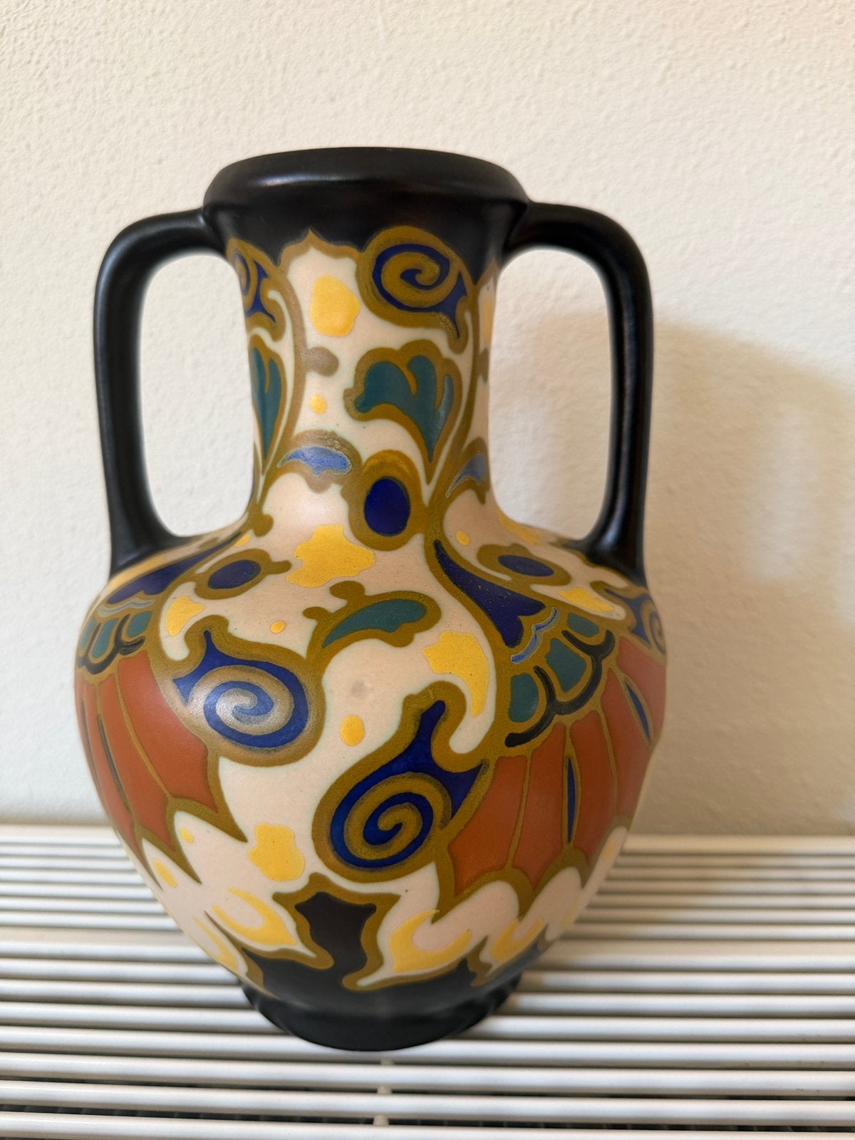 Regina Gouda Darla 382 Art Deco plateel oorvaas ca. 1930, Antiek en Kunst, Ophalen