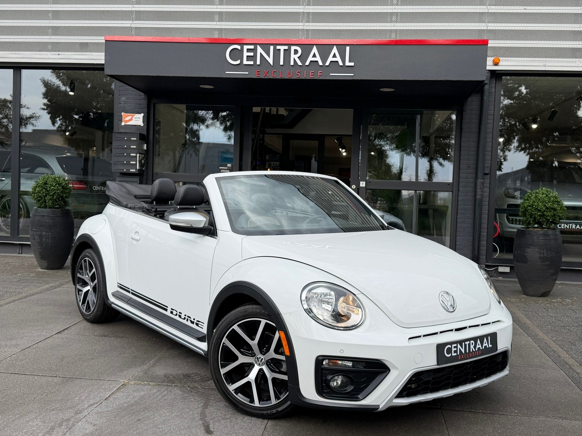 Volkswagen NEW BEETLE CABRIOLET Dune 170PK|Camera|CruisC., Auto's, Gebruikt, Cabriolet, 4 stoelen, Leder en Stof