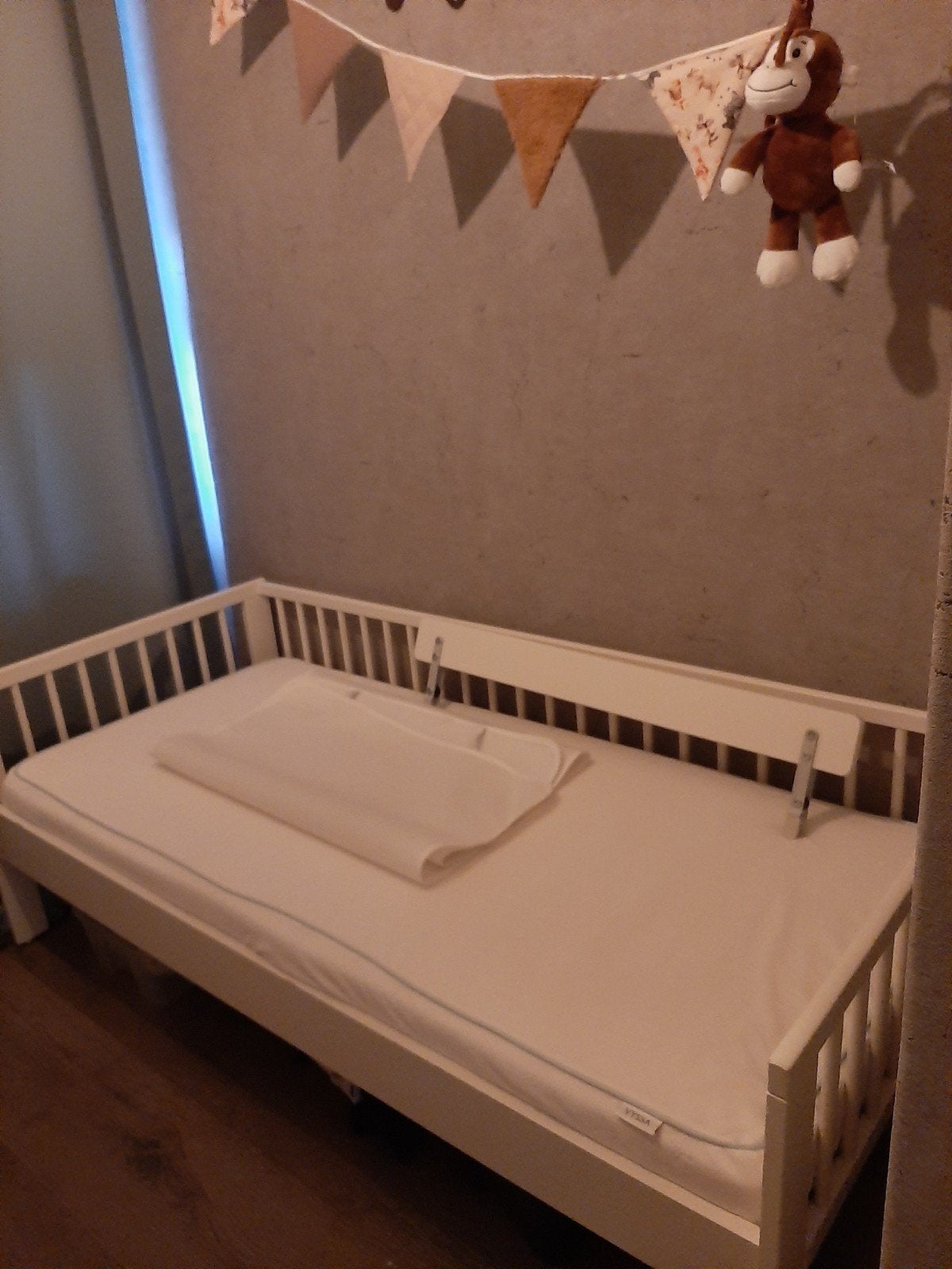 Peuterbed plus matras tras beschermer hoeslakentje, Ophalen, 140 tot 160 cm, 70 tot 85 cm, Lattenbodem