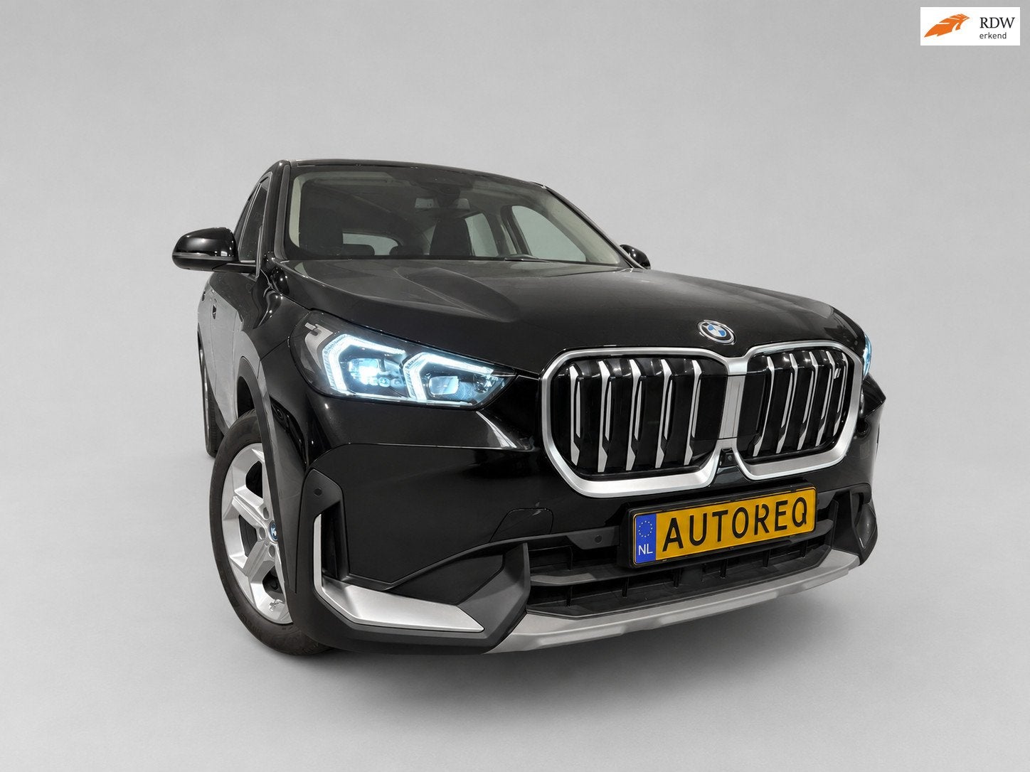 BMW IX1 XDrive30 67 kWh - Keyless - CarPlay - HuD - Navigati, Auto's, Automaat, Gebruikt, Zwart, 33 min