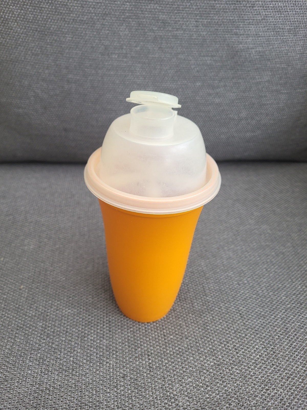 Tupperware Shaker Oranje met Deksel en Inzet, Gebruikt, Oranje, Ophalen of Verzenden, Met deksel
