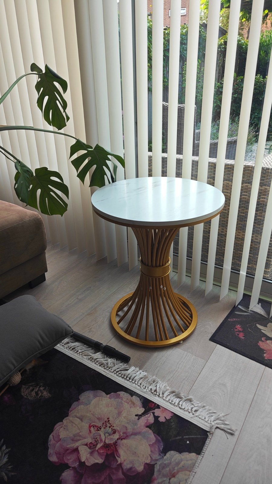 Ronde bijzettafel met marmerlook blad en gouden onderstel, Overige materialen, Minder dan 55 cm, Modern, Luxe, Glamour, Rond