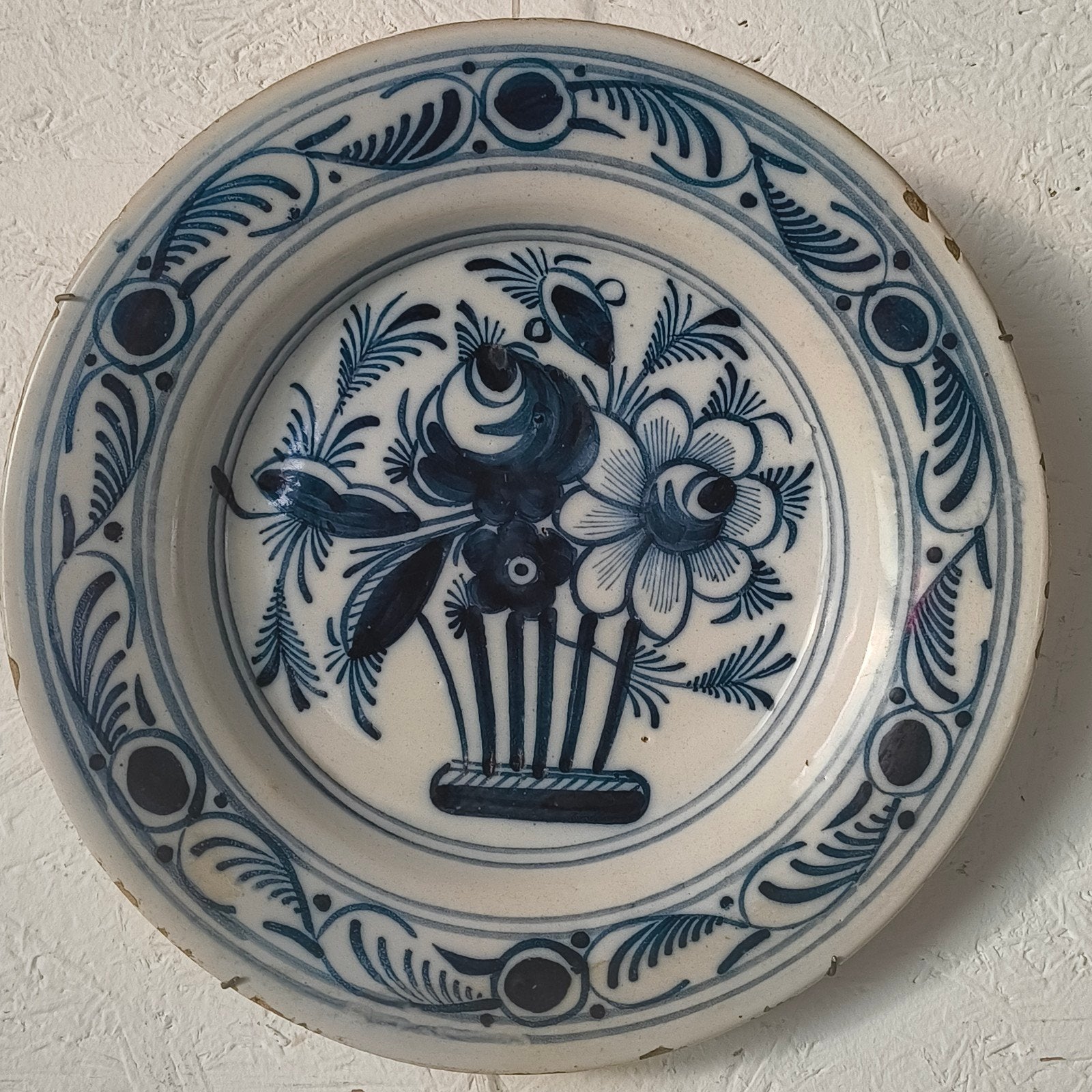 Antiek aardewerken bord uit Delft, Nederland, 18e eeuw, Antiek en Kunst, Antiek | Keramiek en Aardewerk, Ophalen of Verzenden