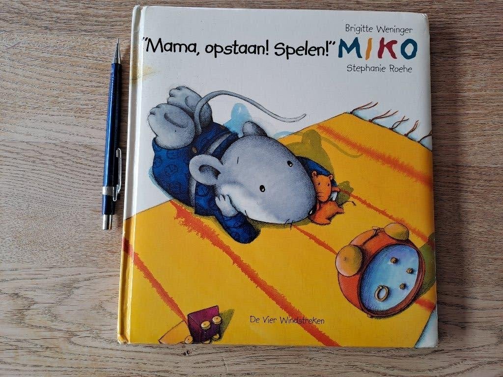 MAMA, OPSTAAN! SPELEN! MIKO. BRIGITTE WENINGER, Gelezen, Fictie algemeen, Ophalen of Verzenden, Voorleesboek