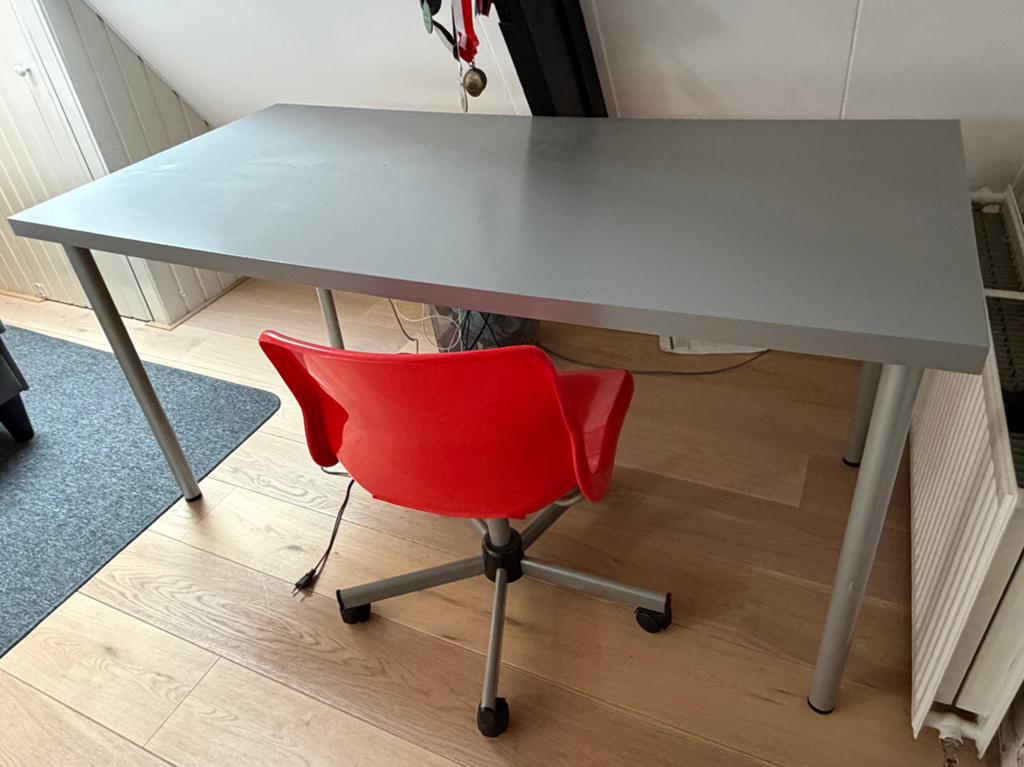 Bureau met bureaustoel en lrukje rood, Huis en Inrichting, Bureaus, Ophalen, Zo goed als nieuw