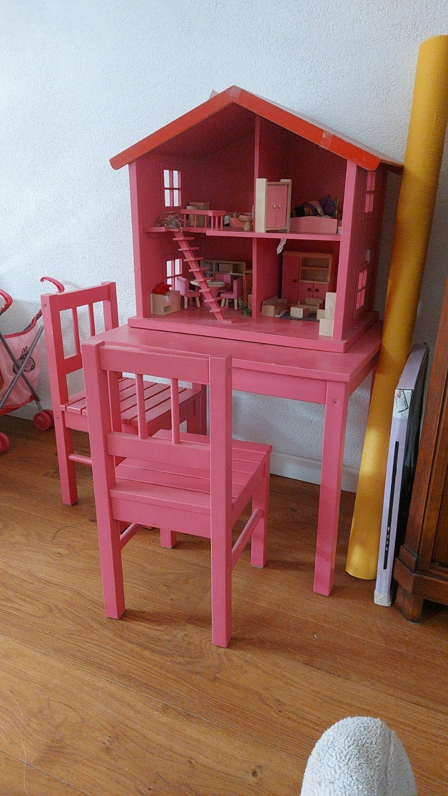 Poppenhuis met inhoud (meubeltjes etc), tafel en 2 stoeltjes, Ophalen, Gebruikt, Poppenhuis