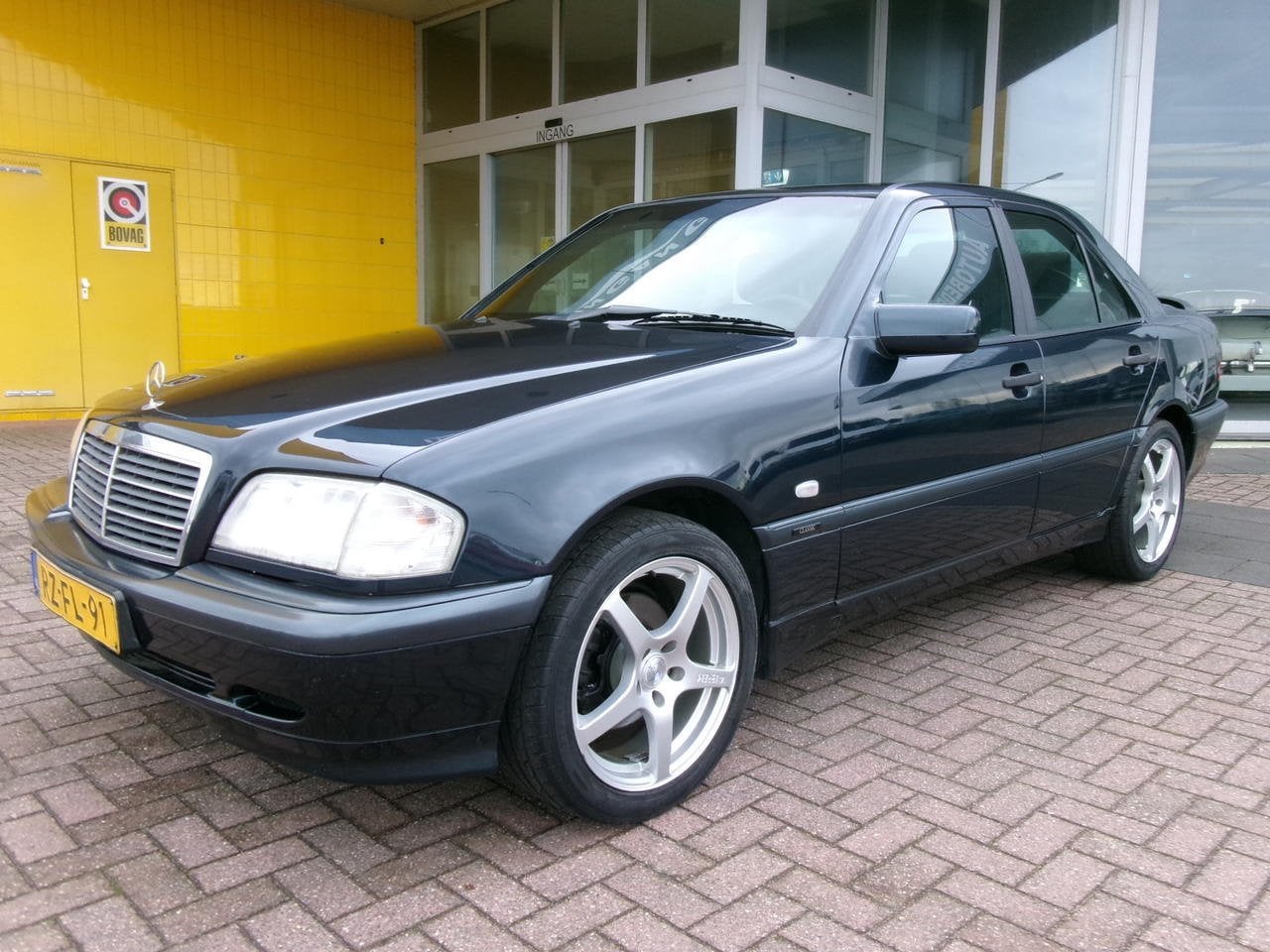 Mercedes-Benz C-Klasse 220 D (I.Z.G.ST.!) (bj 1997), Achterwielaandrijving, 2155 cc, Metallic lak, Zwart