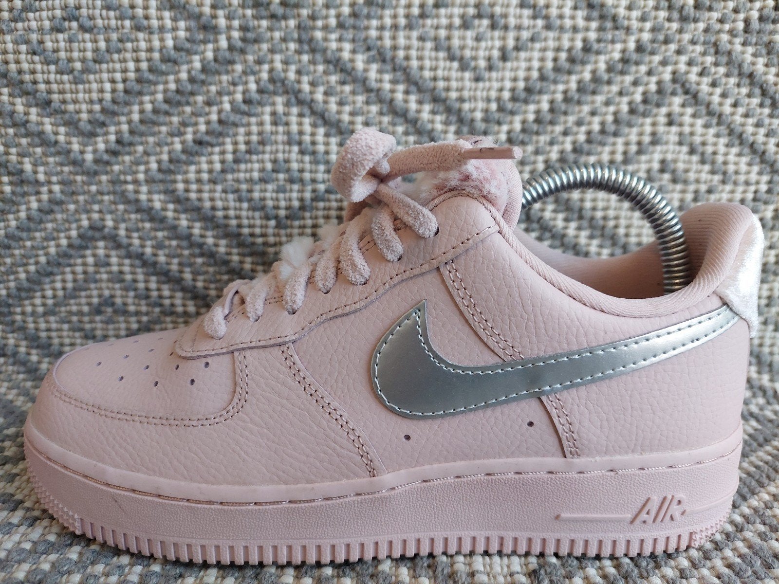Nike air force 1 low faux sherpa fur 38.5, Kleding | Dames, Nike Air force, Ophalen of Verzenden, Roze, Sneakers of Gympen