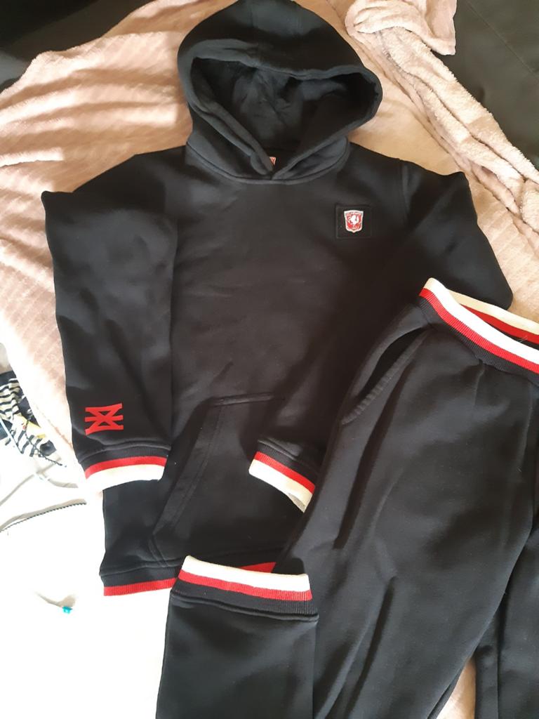 FC Twente joggingspak Zwart - Hoodie & Broek maat 158, Kinderen en Baby's, Kinderkleding | Overige, Ophalen of Verzenden, Gebruikt