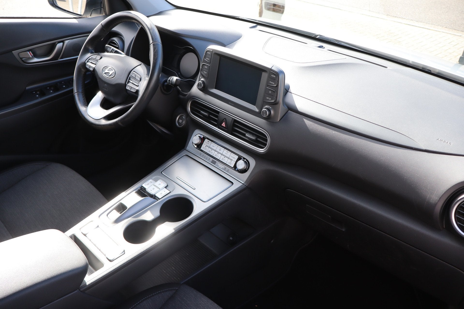 Hyundai KONA EV Comfort 64 kWh Nederlandse auto/Warmtepomp/A, Auto's, 12 maanden, Stof, Gebruikt, Zwart