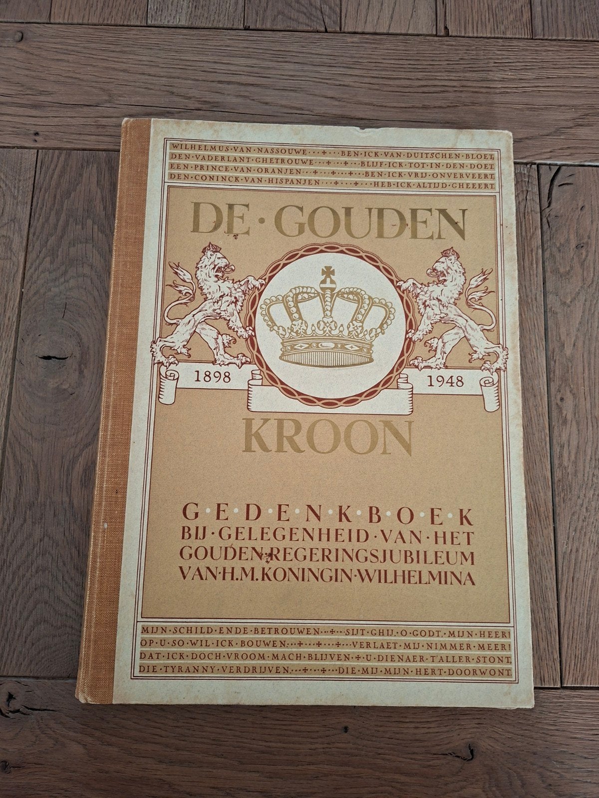 Gedenkboek De Gouden Kroon 1948 - Koningin Wilhelmina, Ophalen of Verzenden, 20e eeuw of later, Gelezen