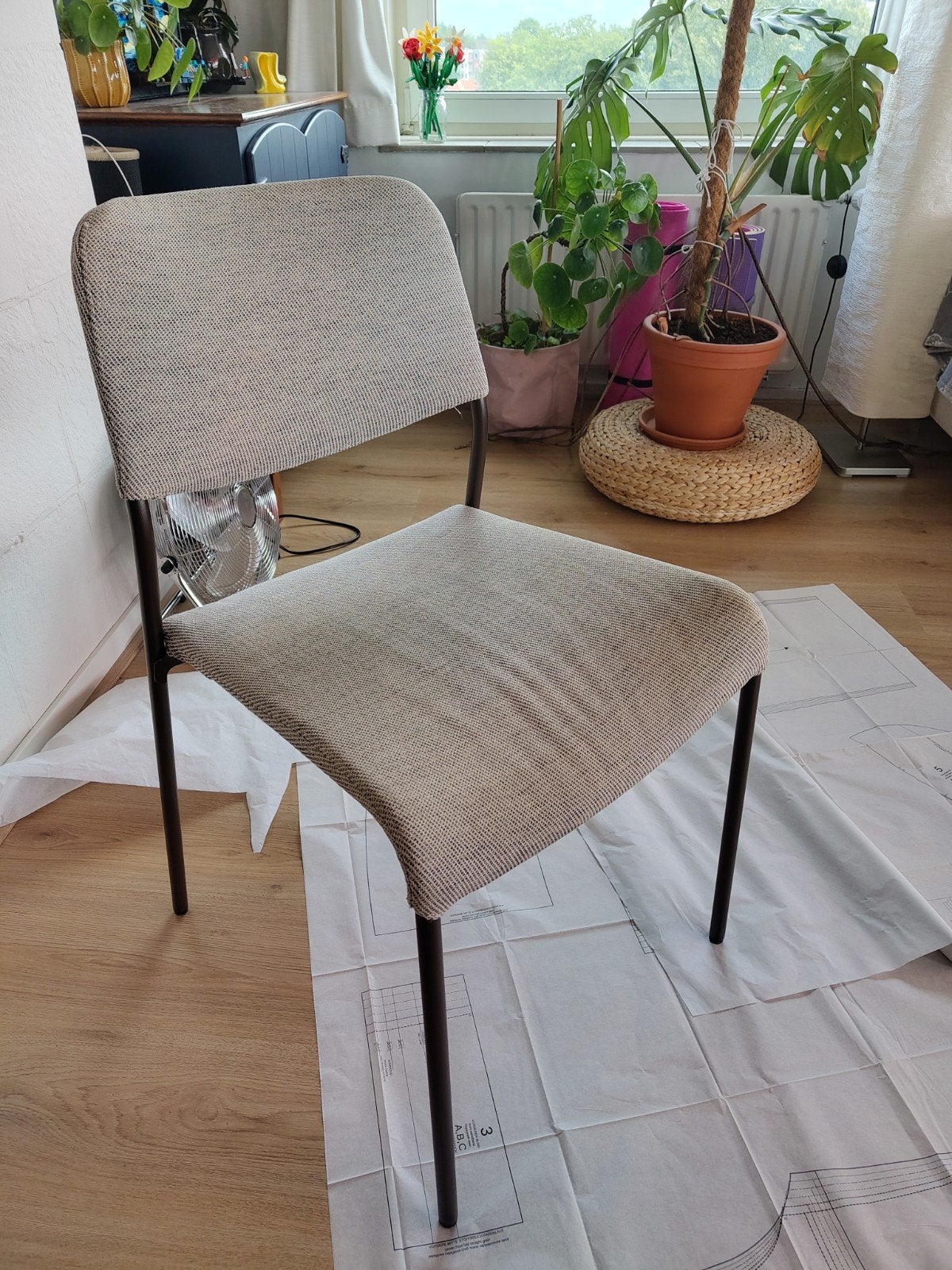 Eetkamerstoel - Grijs/Beige met metalen poten, Huis en Inrichting, Stoelen, Ophalen, Gebruikt, Overige kleuren, Stof