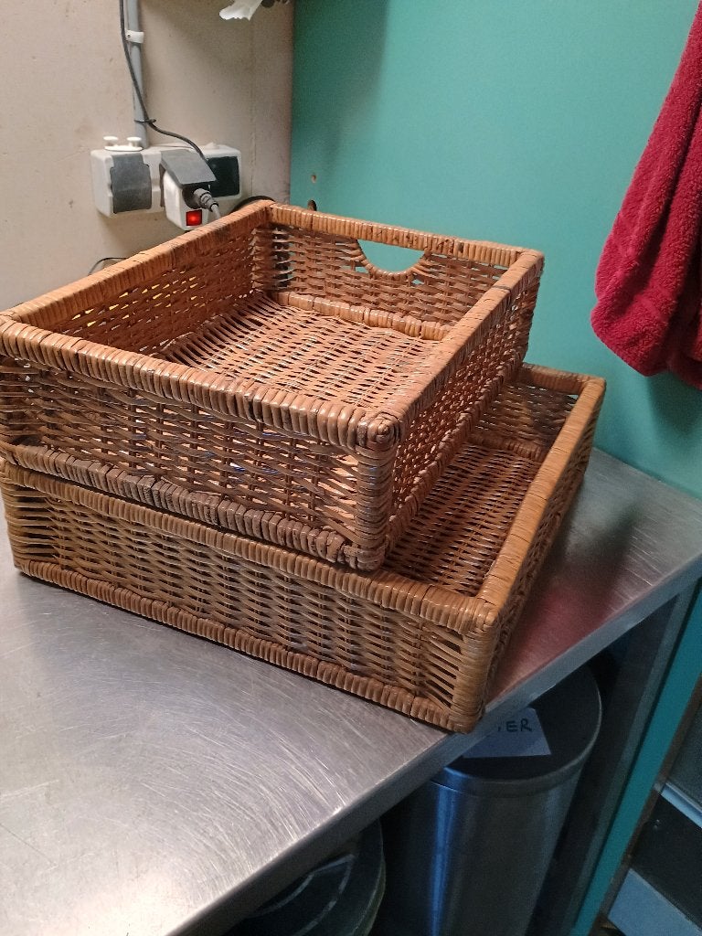 2 rieten  manden    1 x vierkant 1 x rechthoek, Gevlochten, Mand, Ophalen of Verzenden, Zo goed als nieuw
