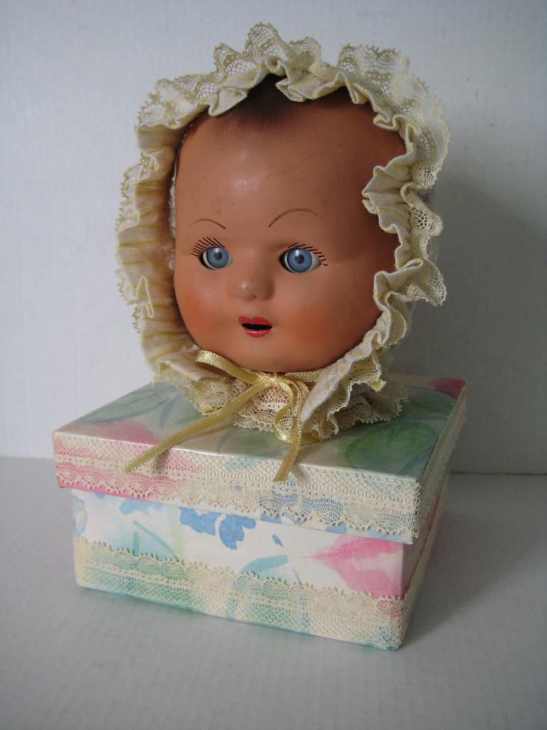 OUD POPPENHOOFDJE OP DOOS, Ophalen of Verzenden