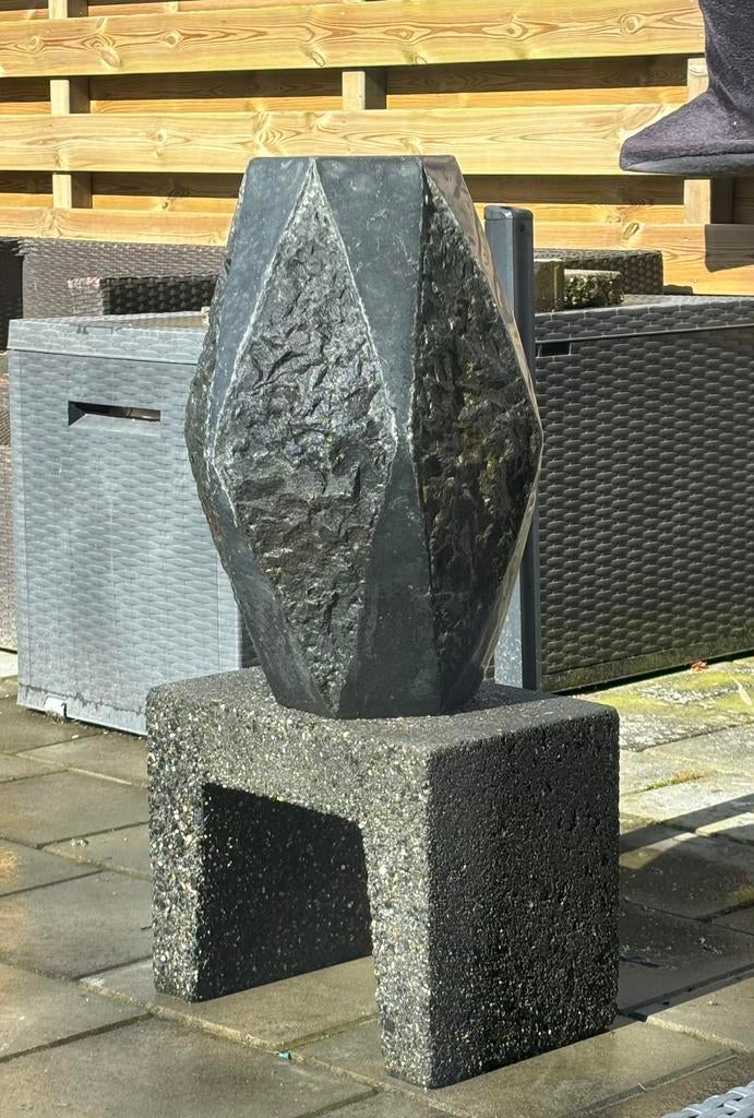 Natuurstenen water ornament + pomp, Tuin en Terras, Waterpartijen en Fonteinen, Ophalen, Zo goed als nieuw, Waterornament