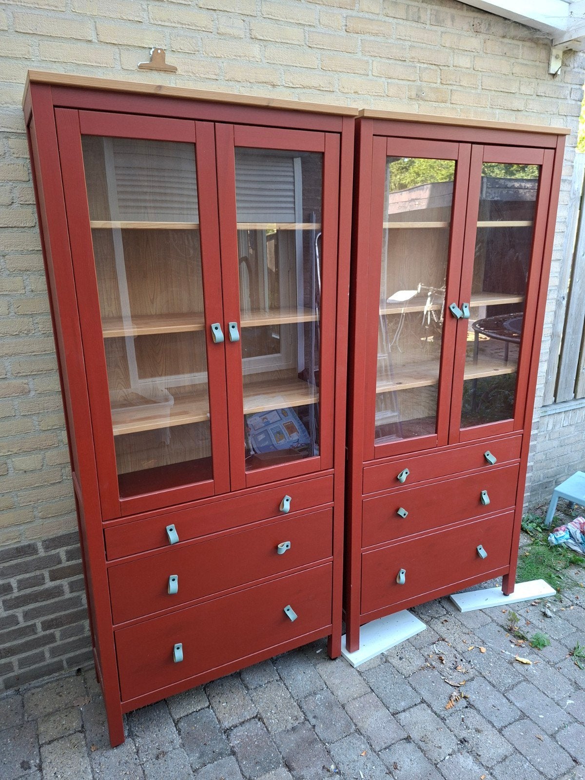 Unieke Hemnes Ikea Vitrinekast (2 stuks) - Landelijk Rood, Ophalen, Met lade(s), Overige houtsoorten, 50 tot 100 cm