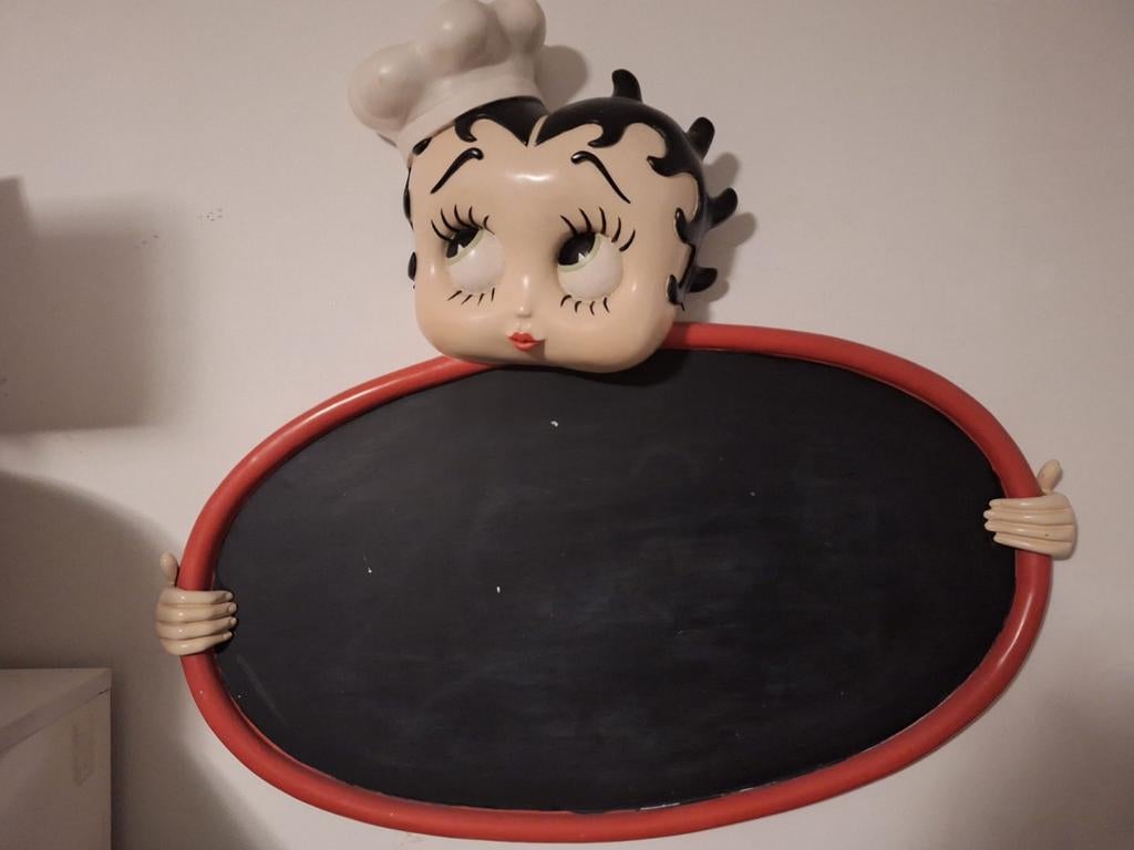 Betty krijtbord, Ophalen