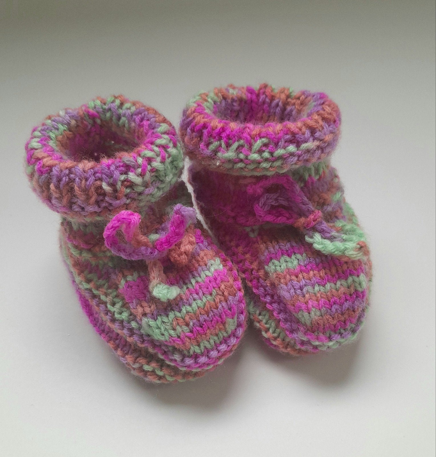 Vrolijke gebreide babysokjes/slofjes, Slofjes, Jongetje of Meisje, Handgemaakt, Nieuw