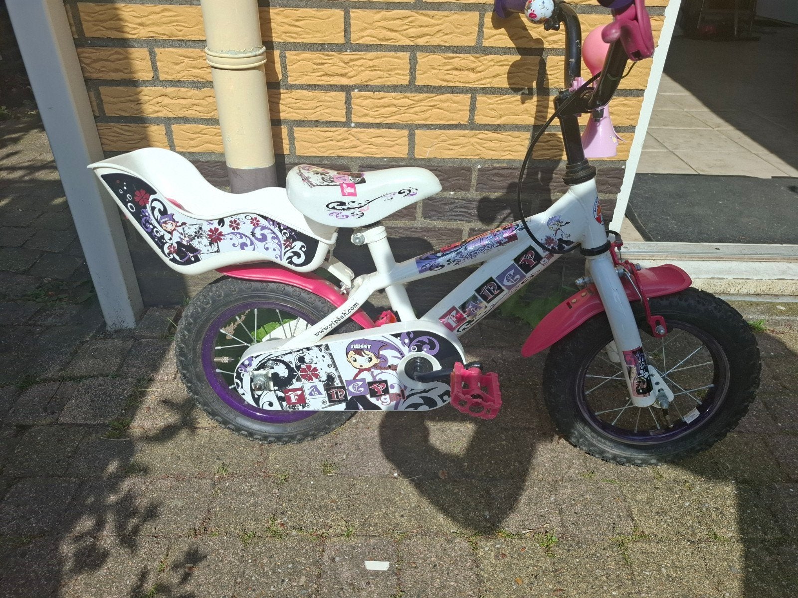 Kinderfiets 12 inch met zijwieltjes en poppenzitje, Fietsen en Brommers, Terugtraprem, Zijwieltjes, Gebruikt, Onbekend