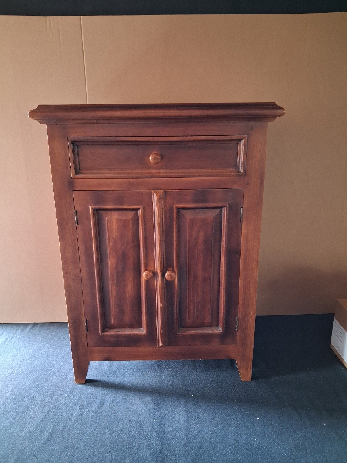 Kastje en salontafel, Ophalen