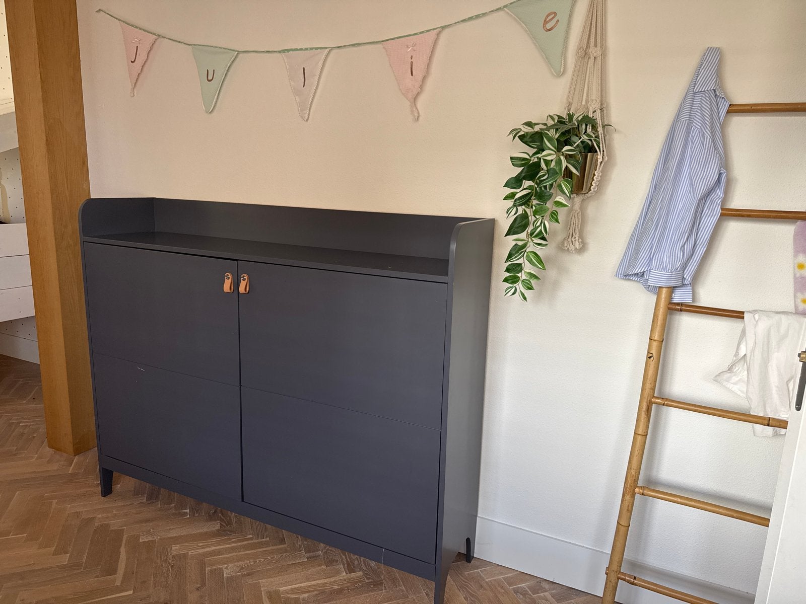 Babykledingkast met twee deuren en legplanken + babycommode., Ophalen, Gebruikt, 50 tot 70 cm, 105 cm of meer