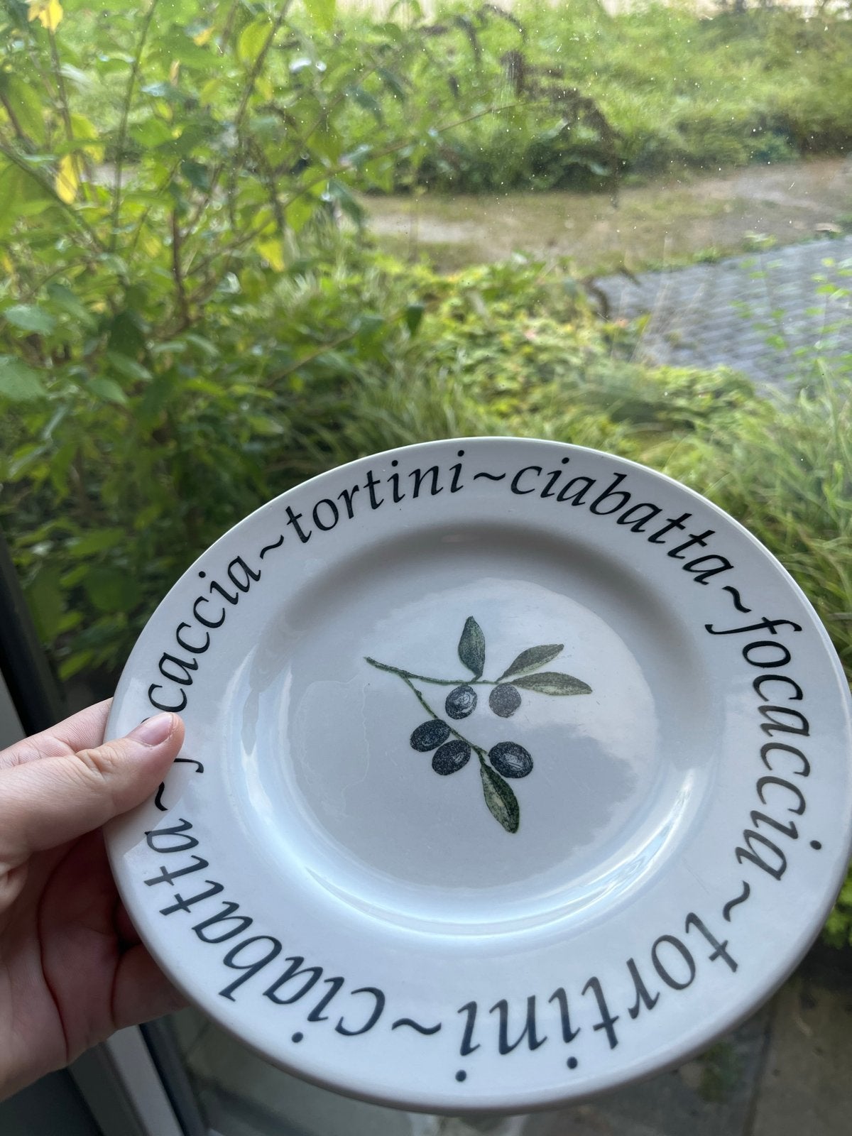 Italiaans servies: 6 kleine en 4 grote borden met olijfprint, Huis en Inrichting, Ophalen, Gebruikt, Keramiek, Bord(en)