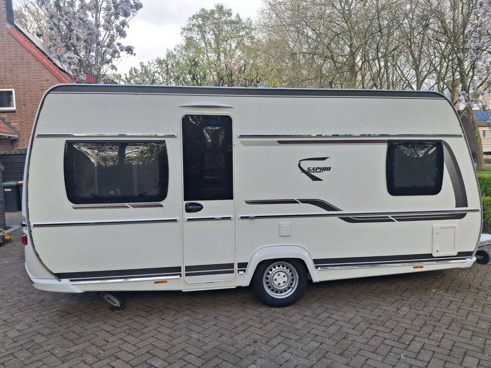 Fendt Saphir 445 SFB - Luxe caravan met  een winterstalling, Caravans en Kamperen, Caravans, Rondzit, Frans bed, Particulier, Fendt