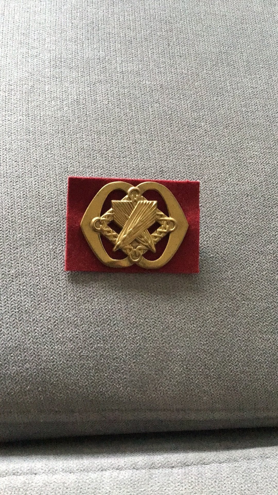 Baretembleem Intendance oud model, Verzamelen, Ophalen of Verzenden, Landmacht, Nederland, Embleem of Badge