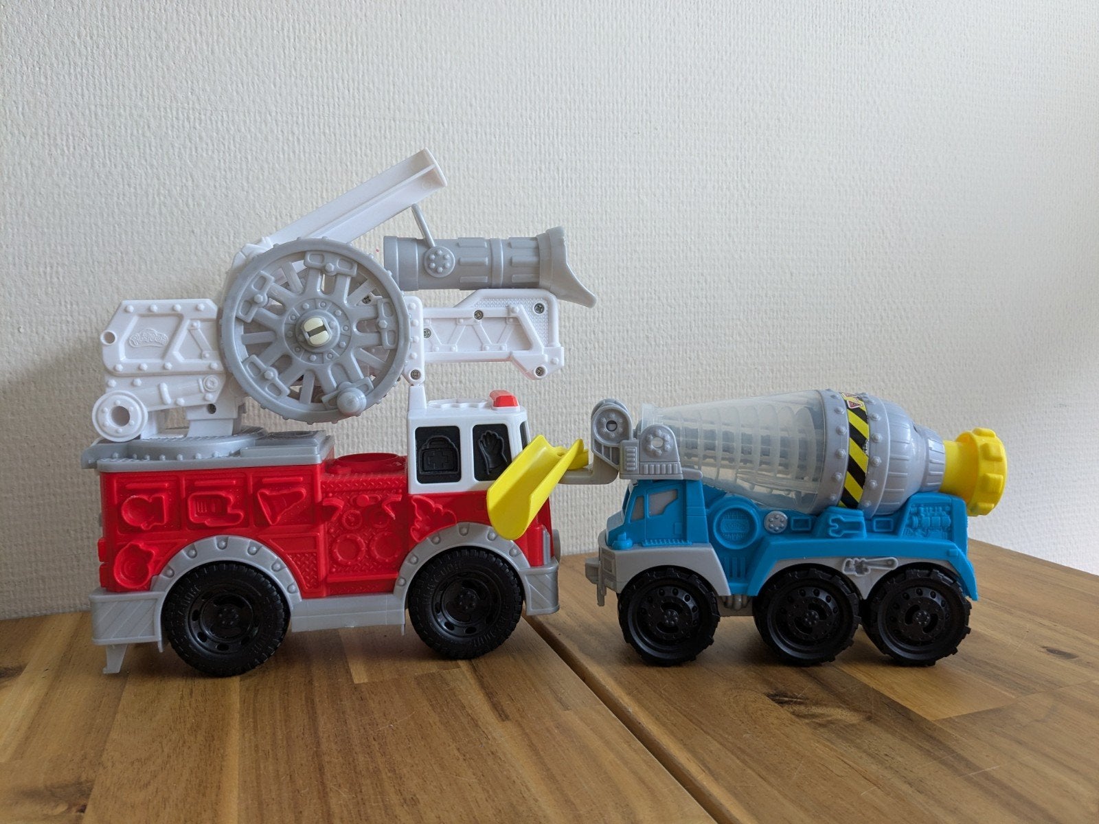 Play-Doh Klei Auto's: Cementwagen en Brandweerwagen, Ophalen of Verzenden, Gebruikt