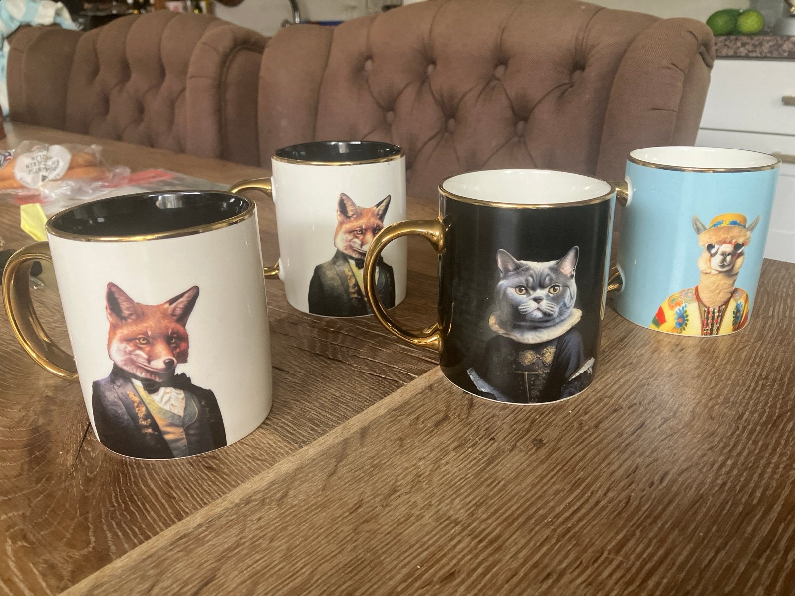 Set van 4 unieke mokken met dieren in kostuum, Overige typen, Ophalen of Verzenden, Zo goed als nieuw, Steen/keramiek