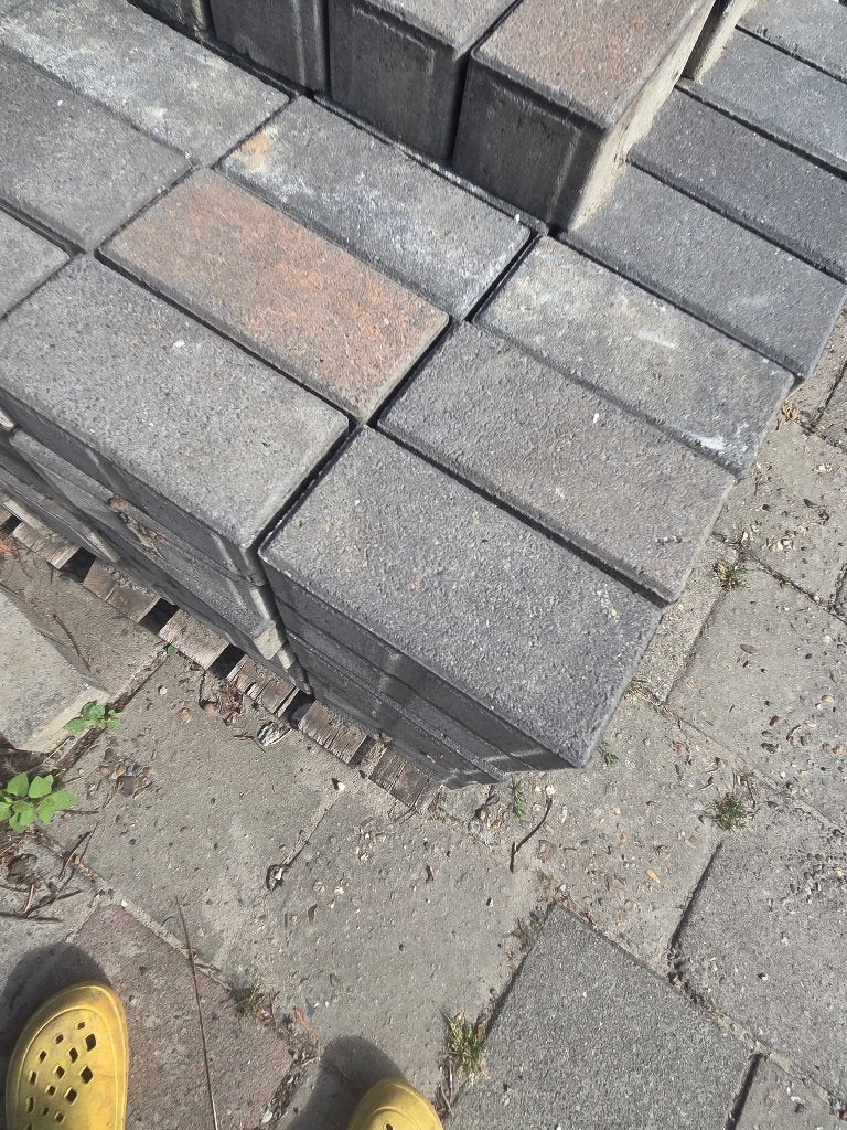 Gratis: ca. 260 betonnen grijze klinkers (5,2 m²), Tuin en Terras, Ophalen, Gebruikt, Klinkers, 5 tot 10 m²