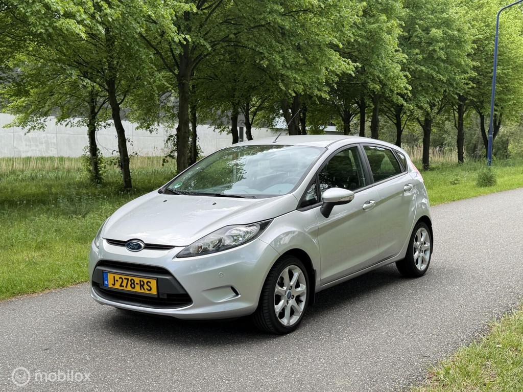 Ford Fiesta 1.4 Ghia*AUTOMAAT*DISTRIBUTIE VERV.*AIRCO, Auto's, Euro 5, Zwart, 4 cilinders, Fiësta