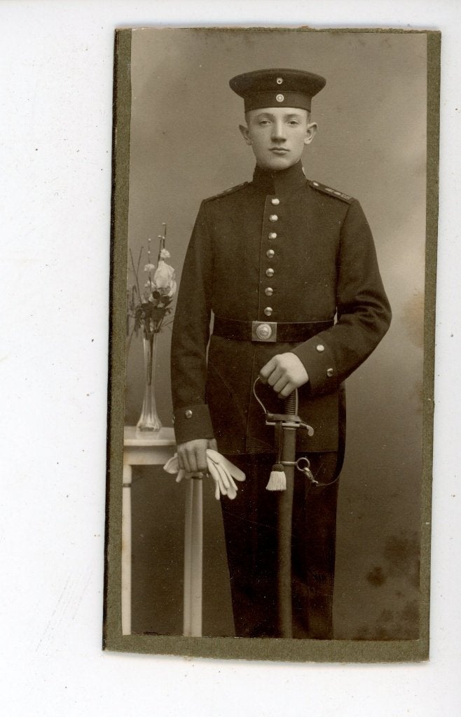 R52; CDV Portret van jonge militair met sabel, ca. 1900, Gebruikt, Verzenden, Foto, Voor 1940