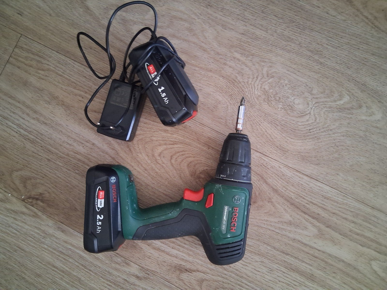 Bosch UniversalDrill 18V Accuboormachine + 2 Accu's (2.5Ah &, Ophalen of Verzenden, Zo goed als nieuw, Boor- en Schroefmachine