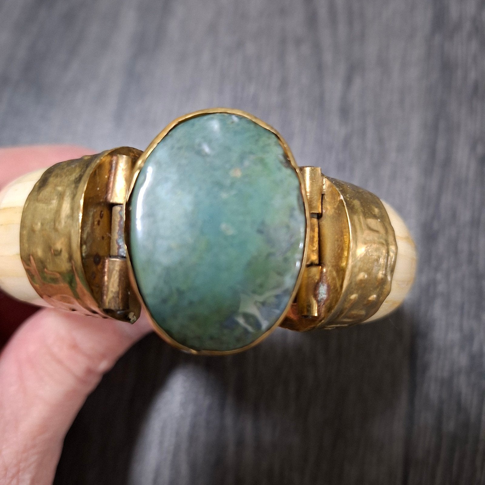 Vintage armband met turquoise steen en messing details, Overige materialen, Gebruikt, Ophalen of Verzenden, Met edelsteen