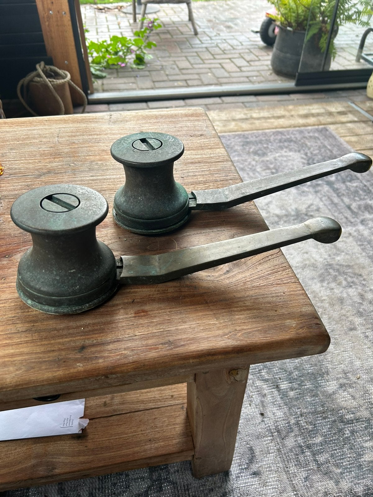 Foto 2 van Bronzen lieren met hendel. 2x