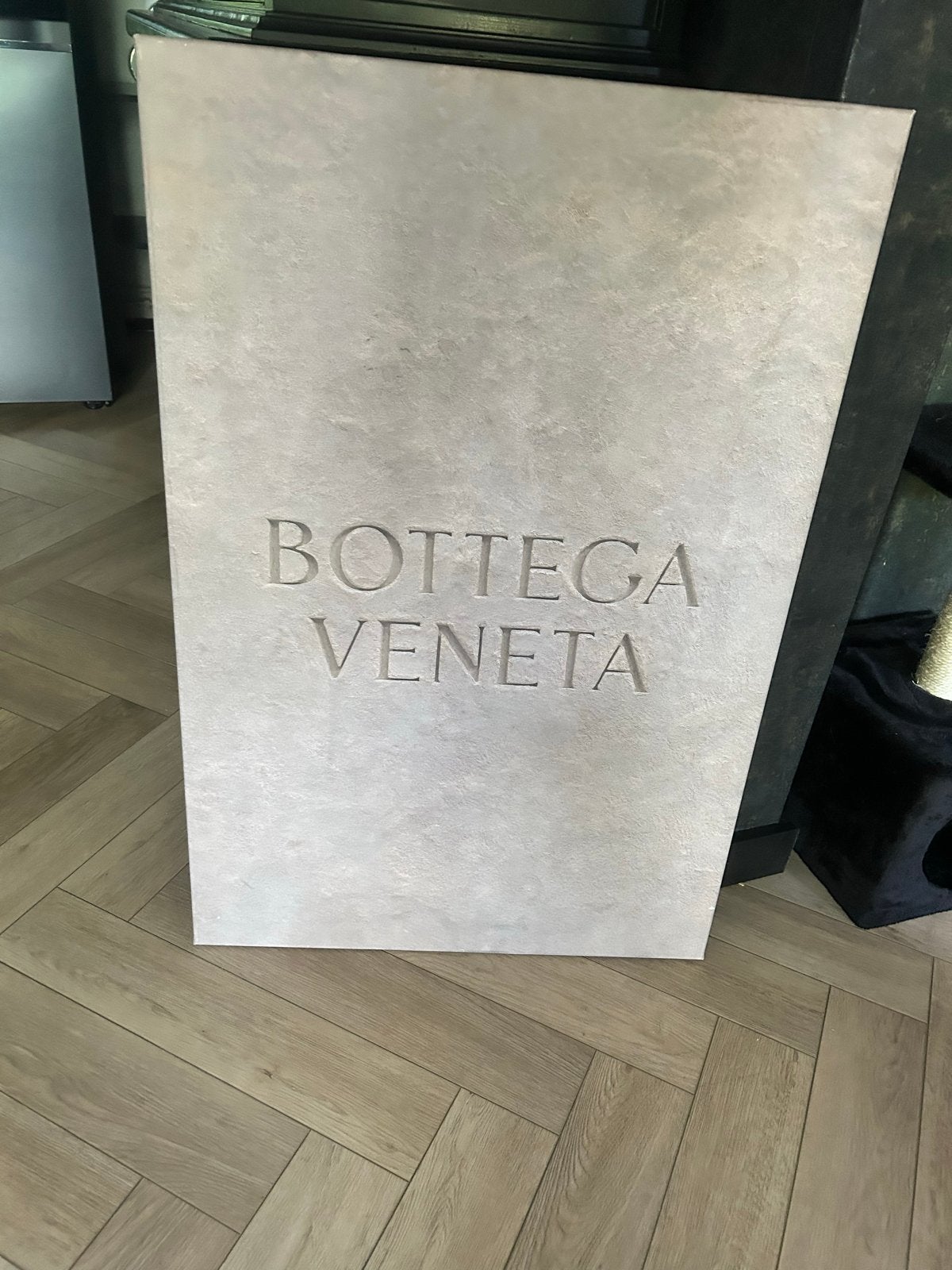 Bottega Veneta Reclamebord - Uniek Decoratiestuk, Ophalen of Verzenden, Zo goed als nieuw, Modern, Grijs