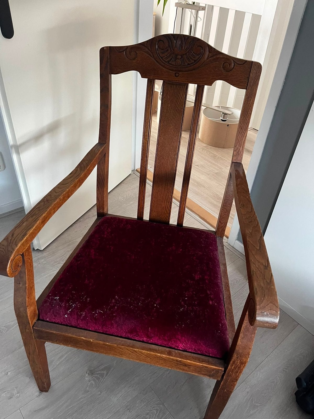 Mooie antieke stoel met armleuningen en rood fluweel, Ophalen