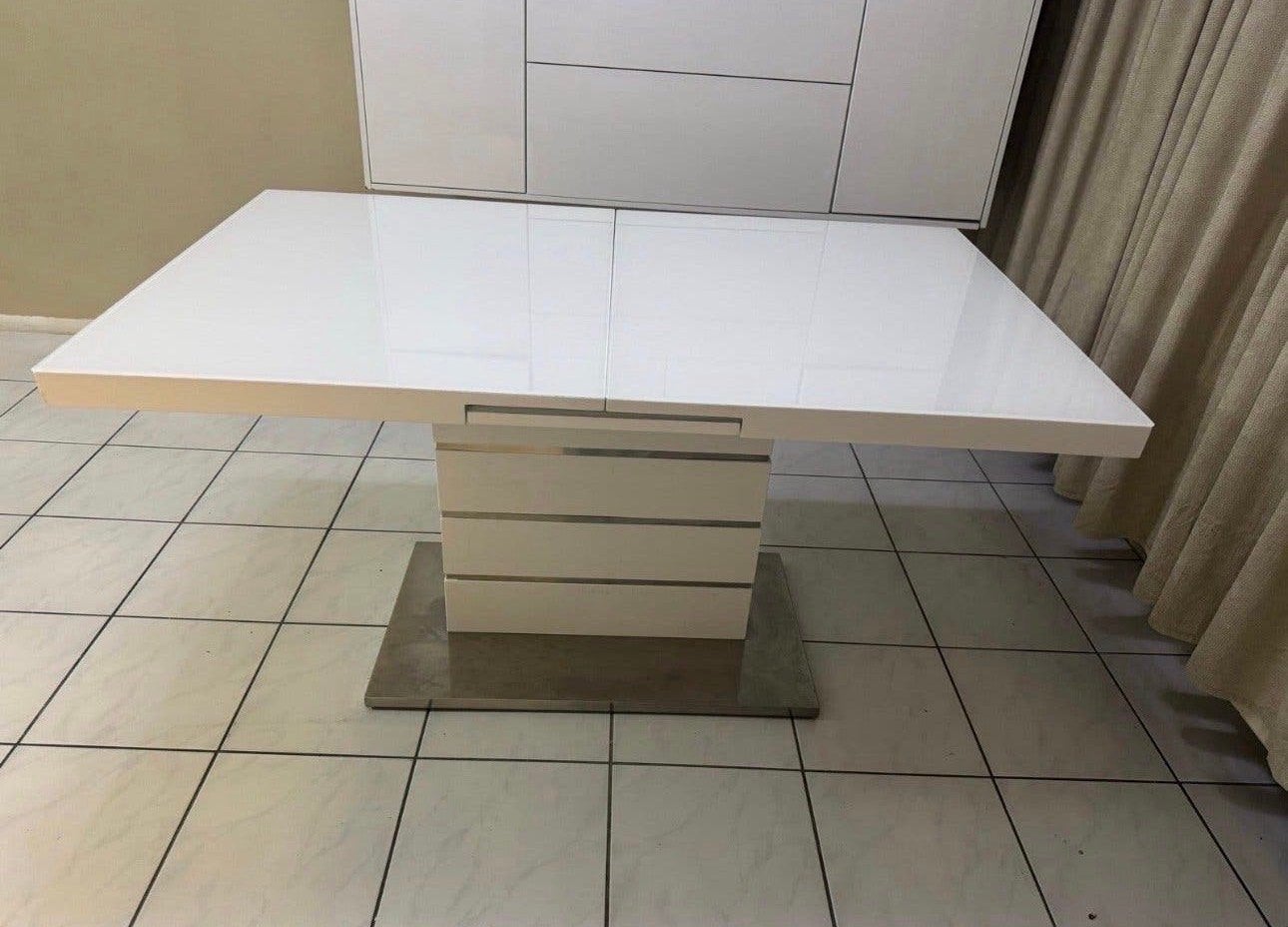 Hoogglans Schuifbare Eettafel, Huis en Inrichting, Ophalen, Overige materialen, Gebruikt, 100 tot 150 cm