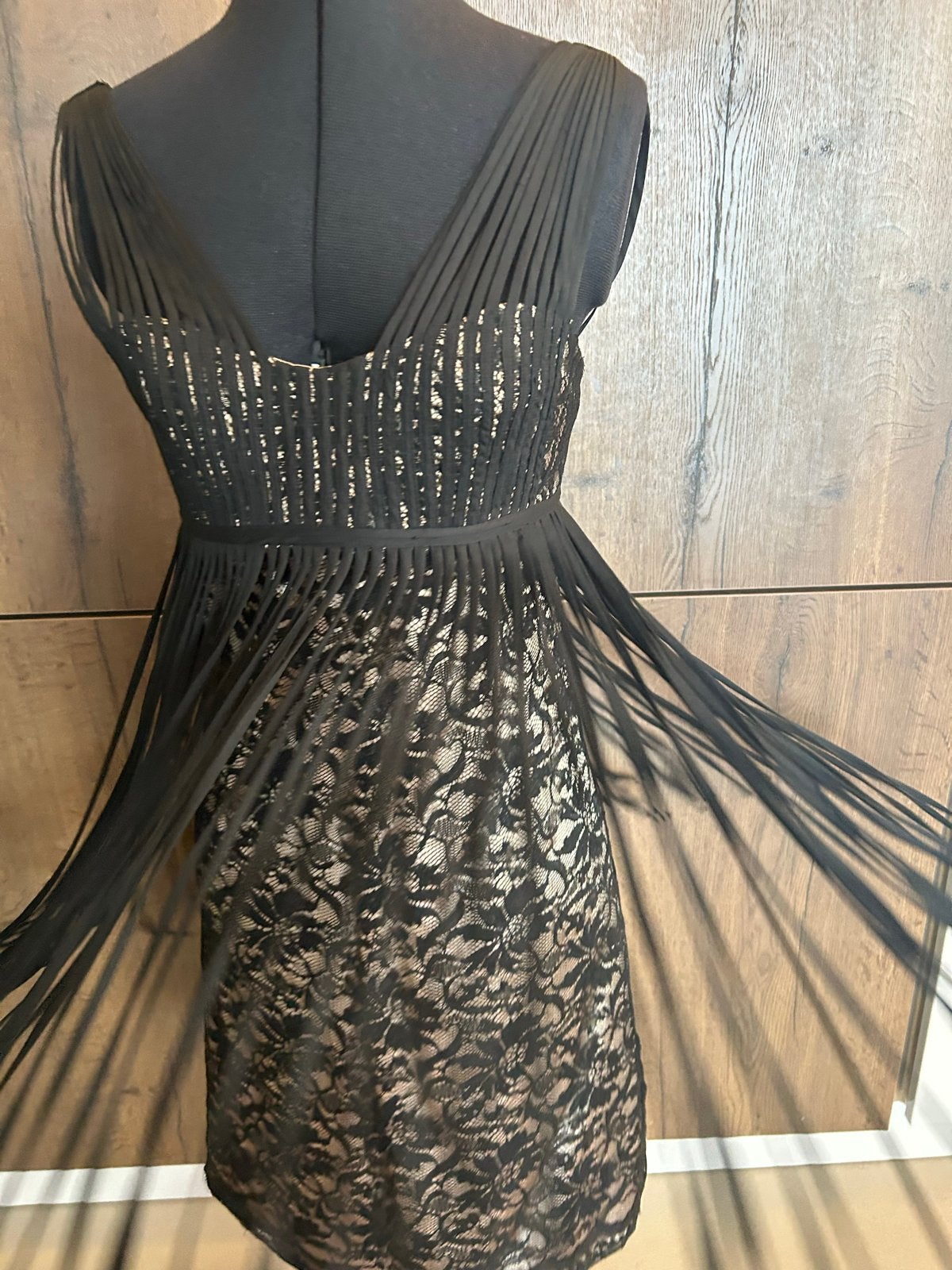 Zwart-nude kanten jurkje met franjes, maat 36, Kleding | Dames, Zwart, Ophalen of Verzenden, Zo goed als nieuw, Knielengte
