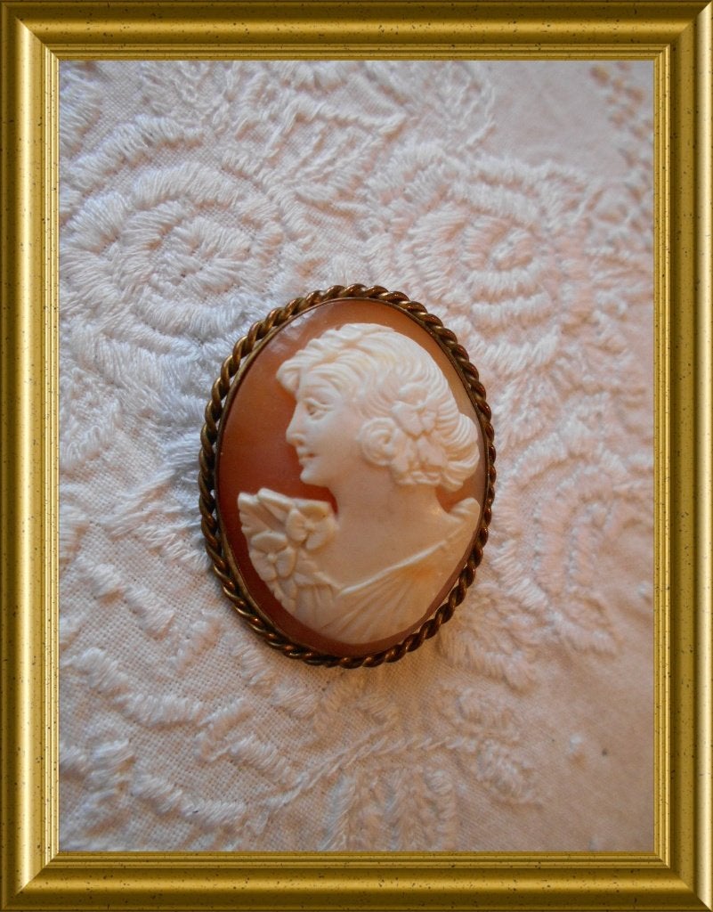 Antieke broche: schelp camee, portret dame, Ophalen of Verzenden, Overige materialen, Broche
