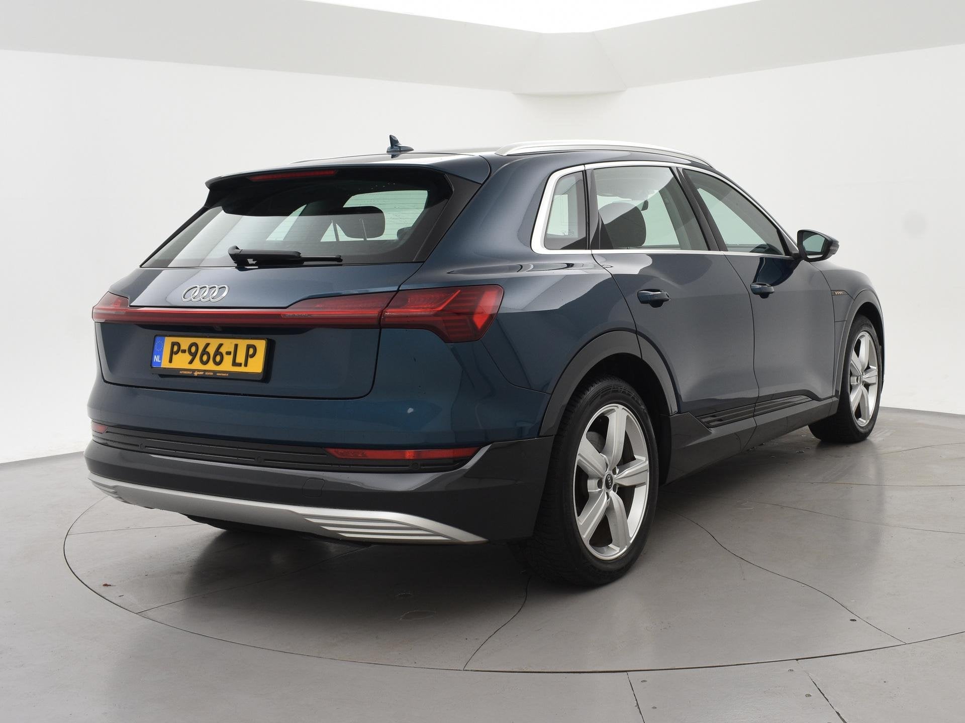 Audi e-tron 55 QUATTRO 95 kWh + TREKHAAK | NACHTZICHT 92% SO, Auto's, Automaat, 131 €/maand, Stof, Zwart