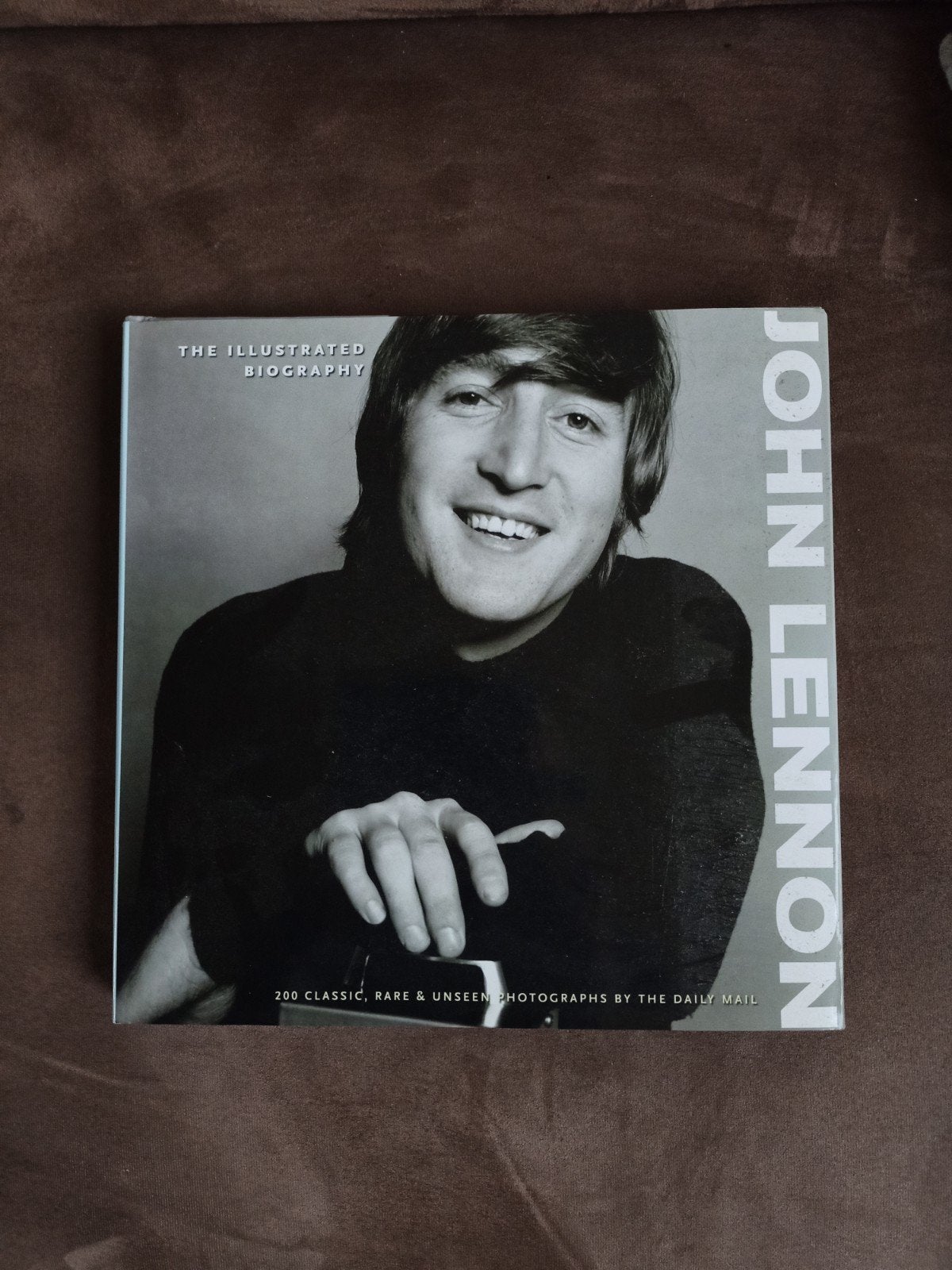 John Lennon: The Illustrated Biography (Engels), Ophalen of Verzenden, Zo goed als nieuw, The Daily Mail, Film, Tv en Media