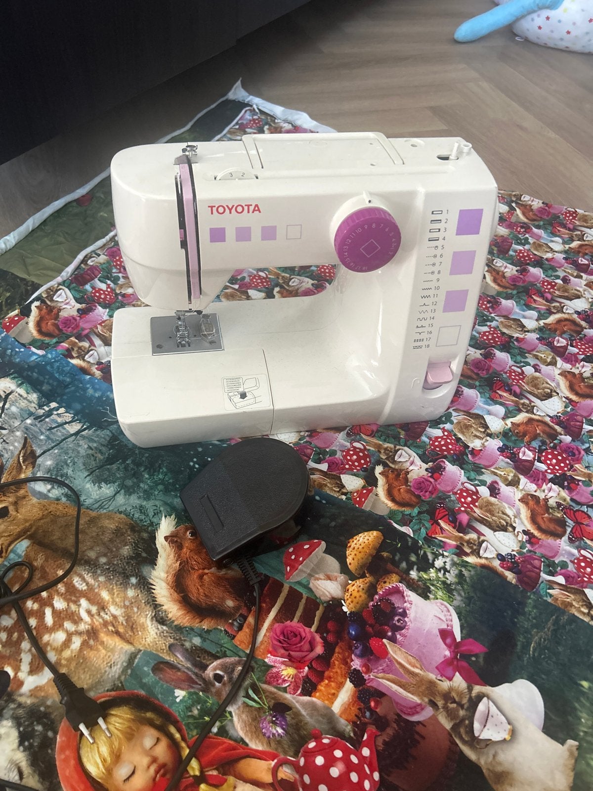 Toyota naaimachine, zo goed als nieuw, Hobby en Vrije tijd, Naaimachines en Toebehoren, Ophalen of Verzenden, Zo goed als nieuw