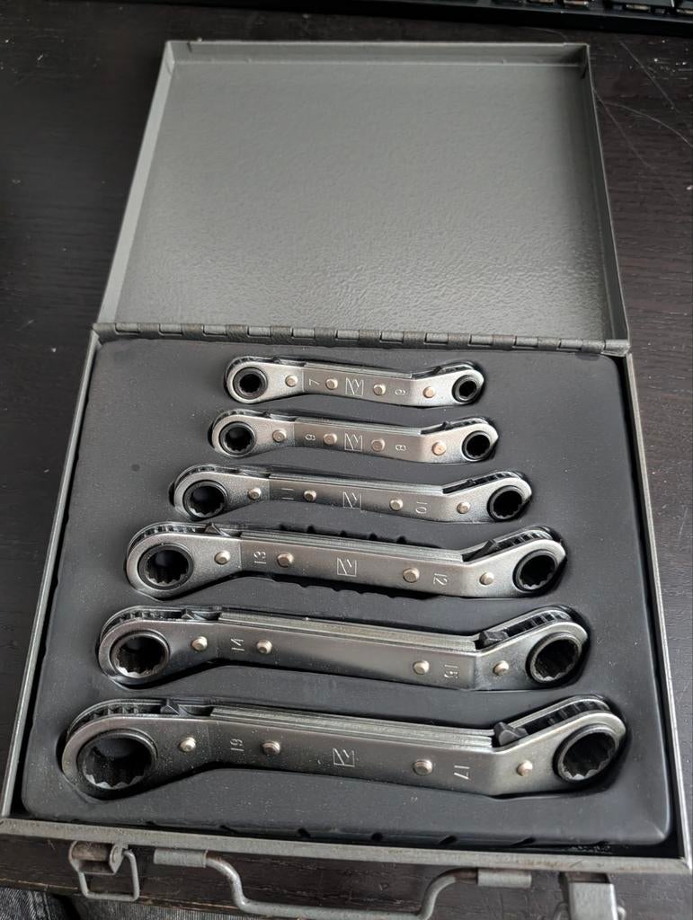 Set ringratelsleutels in metalen koffer - nette staat, Ophalen of Verzenden, Zo goed als nieuw