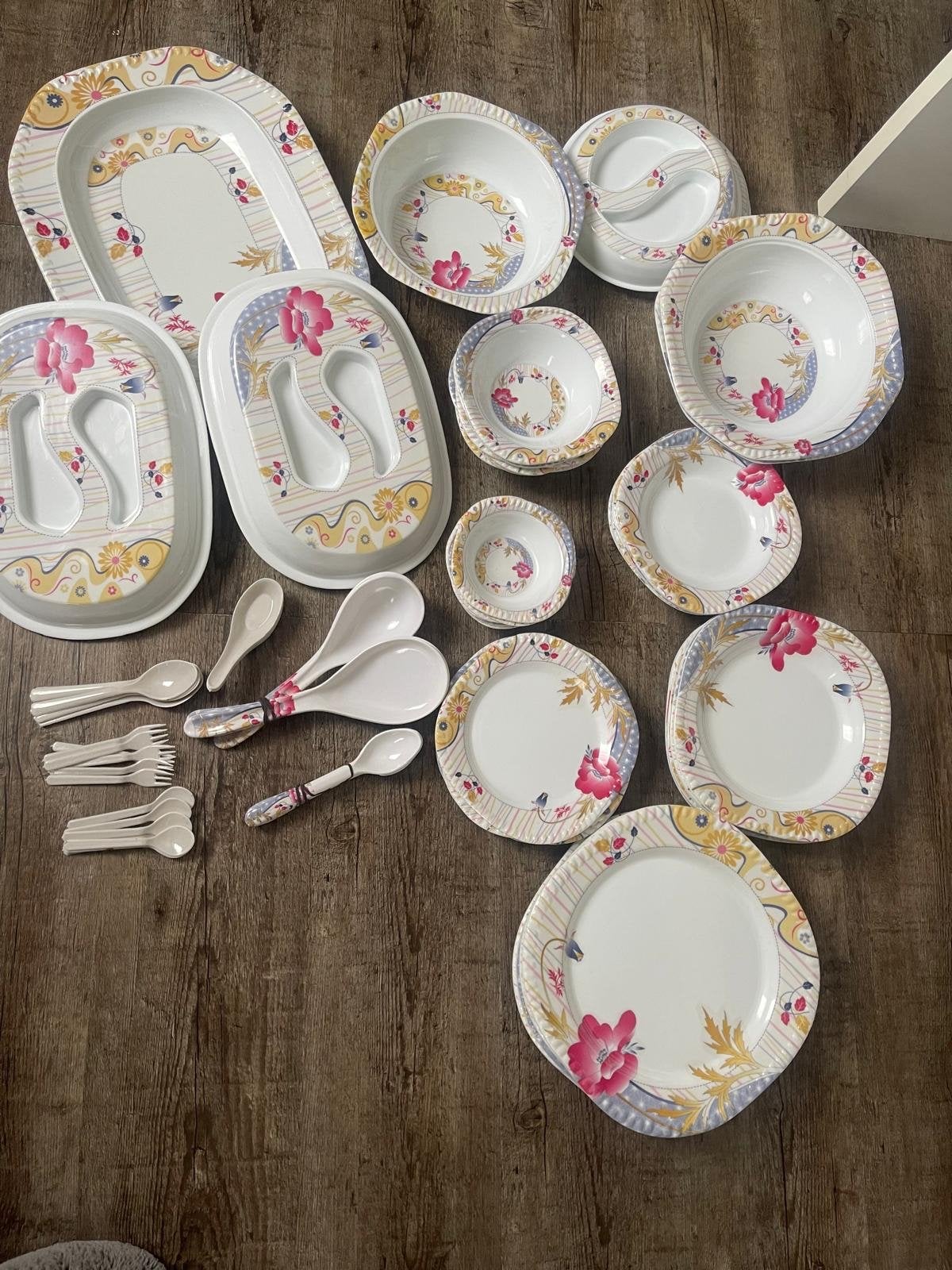 Uitgebreid servies met bloemmotief - 20+ delig, Overige materialen, Gebruikt, Overige merken, Ophalen of Verzenden