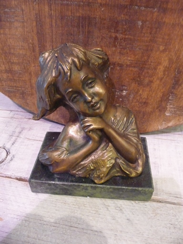 Nieuw brons beeld meisje hand onder hoofd op marmeren voet., Antiek en Kunst, Kunst | Designobjecten, Ophalen of Verzenden, Beeld